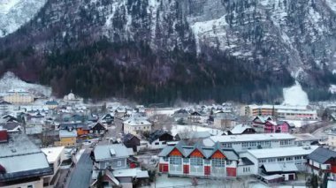 Karlı çatılar Alp Vadisi boyunca uzanan Yüksek Orman yamaçları, Uzak Göl Parıltısı, Medya