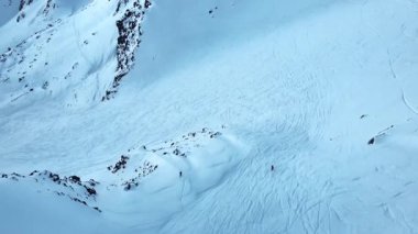 Hava Rüzgarı Heykeli Sırtı Derin Mavi Gölgeler, Keskin Kornişler ve Dikenli Yüzler, Dokulu Kar Örnekleri, Gerginlik. Medya