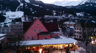 Dağ Kafesi Akşam Terasları Sıcak Işıklar, Pembe Cephe ve Korunaklı Açık Hava Koltukları, Karlı Çatı. Medya