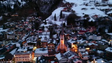 Alpine Village Dusk Church Kulesi Parlayan Karlı Çatı ve Sıcak Sokak Işıkları, Dar Geçitler. Medya