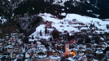Karlı Dağ Kasabası Alacakaranlık Işıkları, Kompakt Sokaklar ve Işık Çanı, Yamaçlar üzerindeki hava yavaşlığı. Medya