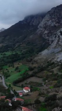İspanya, Asteria 'da bulutlu bir gökyüzünün altında küçük bir köyü olan bir dağ vadisine ait görüntüler. Medya