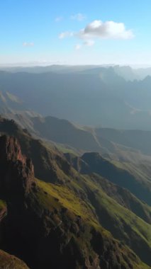 Güneş Işığında Banyo Yapan Hava Dağı Tepesi Katmanlı Vadileri, Yeşil Yamaçlar, Rocky Kayalıkları, Uzak Sisler. Medya