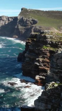 Engebeli Dalgalar, Turkuaz Denizi ve Açık Mavi Gök Altında Katmanlı Kaya oluşumlarıyla Engebeli Kıyı Uçurumları. Medya