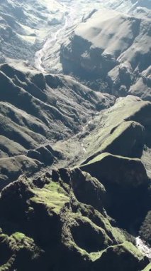 Hava kanyonu nehri sarp tepelerden süzülüyor, uzak vadide güneş ışığının derin oymasıyla pilot keşif yapıyor.