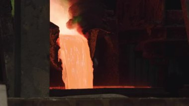Erimiş metalin lahanaya dönüşmesi, Parlak Incandescence ve Öfkeli Akış, Dökülen ve Parlayan Yakın çekim, Yoğun. Menkul Kıymetler