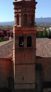 Taştan cephe boyunca inen hava manzarası ve tarihi bir Avrupa kilisesinin çan kulesi. Medya