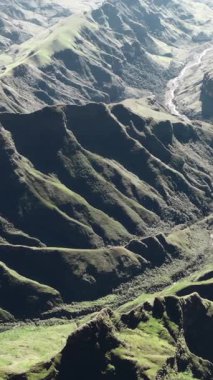 Güneş ışığıyla aydınlanan nehir sırtları ve derin gölgeler insansız hava aracı perspektifi dolambaçlı perspektifi vurgular