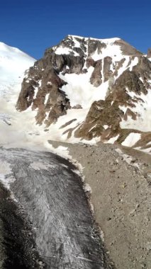 Kayalık morlar ve yarıklar arasında akan buzul kanalı, erime şablonlarını haritalayan buzulbilimci keşif gezisi. Medya