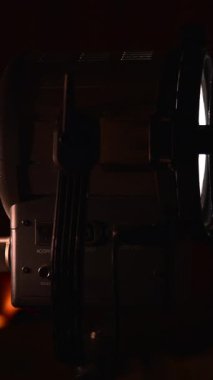 Karanlık bir film stüdyosunda güçlü bir fresnel mercek spot ışığını açmak. Medya