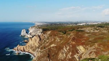 Rugged Burun Kıyısı 'nda, Rolling Grassland' da, Horizon 'daki Uzak Köy' de, Sıcak Uçurumlar 'da insansız hava aracı araştırması. Medya
