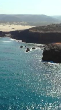 Uçurumları engebeli, turkuaz parlayan okyanuslar, uzak kumlu kumsallar, yumuşak dalgalar...,