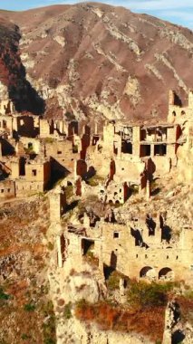 Çökmüş taş evlerin, çökmüş duvarların, boş kapıların ve enkaz dolu avluların kapalı antenleri.