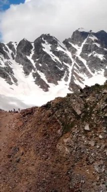 Uzak Tırtıklı Tepeleri ve Kar Tarlaları 'yla Rocky Col Gözcüsü Gün ortası Işıkları Rustored Scree. Medya