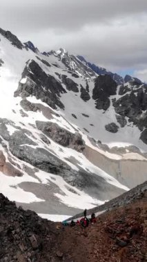 Karla kaplı tepeleri ve karlı gökyüzünün altında uzak mesafeleri olan dramatik zirve manzarası, Forground Crags çerçevesi. Medya