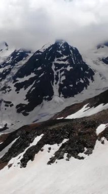Bulutların altındaki buzul dağ geçidi Jagged Peaks 'in dramatik hava panoraması çatlamış buzullar ve kar tarlaları. Medya