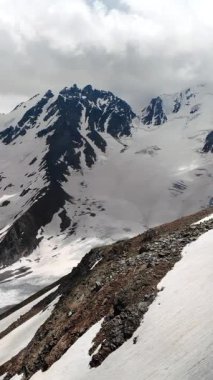Geniş Kar Tarlası ve Jagged Peaks Panoramik Görünümü Süpüren Buzul Dili ve Karışık Altında Rocky yamaçlarını gösteriyor. Medya