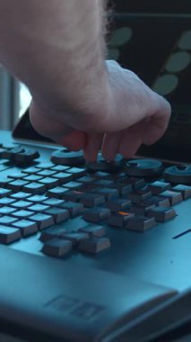 Eller elektronik ped kontrolöründe, dizüstü bilgisayarda, dokunmatik pedlerin ve düğmelerin kapatılması gündüz canlı yayın setinde. Medya