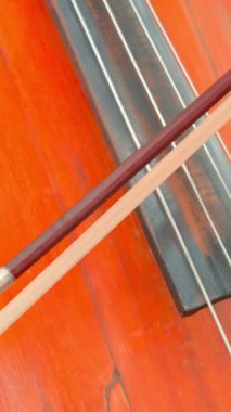 Sınıfta yakın çekim öğrencisi çift bas dersi, turuncu cila aleti, hasta el yayı. Medya