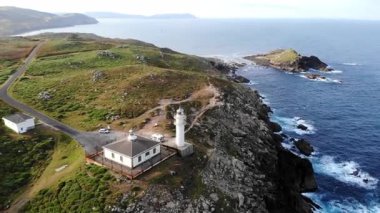 Hava Feneri, Rocky Promontory, Keeper Cottage Görünür, Viding Path, Uçurumlara Düşen Dalgalar. Medya