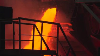 Erimiş Şelale Platformu ve Siluet demiryolu ve podyum merdivenleri, parlak turuncu akış. Borsa klipsi