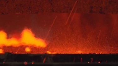 Erimiş Erimiş Bulutların üzerinde yükselen kızgın çamur tanecikleri ve kaotik partikül duşları, Yoğun Orman. Borsa klipsi