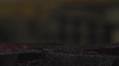 Red Hot Granules Metal Rafta Yığılmış Eritici Kapanış, Kaba doku, Parlak Kenarlar, Materyal Örnekleme. Borsa klipsi