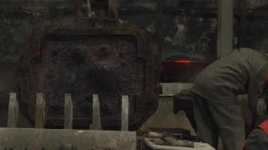 Fırın kapısını gözetleyen, Eldiven Eldivenli Enkaz 'la ilgilenen, Solunum ve Buhar Yükselen. Borsa klipsi