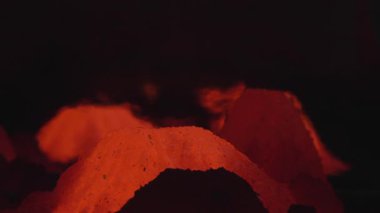 Karanlık Fabrika Koşulları altında parlayan kireç yığını, gözenekli kabuk ve kırmızı termal Scoria dokusu. Borsa klipsi