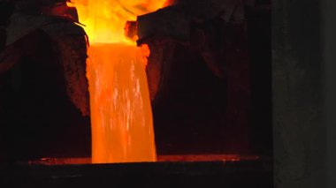 Kükreyen Portakal Akımı, Flux 'tan Yeşil Buhar Plumu, Dökümhane Dökümhanesi Kalıbına Dökülen Parlak Erimiş Metal. Borsa klipsi