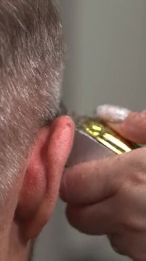 Kafkasyalı adam Earline Trim 'i Kesici Yakın çekim ile alıyor. Berber Ellerini sabit tut. Medya.