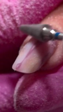 Makro çekim hassasiyeti, çivi yüzeyinde biraz karbit, küçük parçacıklar teknisyen kumları gibi uçuyor. Medya