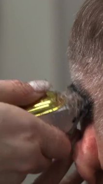 Kafkas Adam Dikkatli Kulak Kavgası Koruyucu Kapanış Nazik Kırpıcı Vuruşlar Salonu Sakinleşti. Medya.