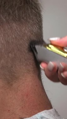 Yakın plan Altın Kırpıcı Boyun Temizleme Hattı ve Boyun, Berber Kıtır Taslak İçin Sabit Tutuyor. Medya