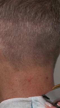 Beyaz Adam Yumuşak Sırtlı Solgun Dokunuşlar Sonlandırma Dokunuşları Stilistimiz Boyun Çizgisi Temiz Salon boyunca Kırpıyor. Medya