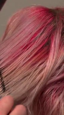 Moda stilisti Taç ve Yan bölümleri yuvarlak fırça ve kurutma makinesiyle düzleştiriyor, Son Polonyalı. Medya