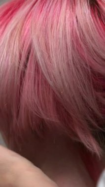 Kafkasyalı Kadın 'da Kısa Pembe Bob Şekillendirme, Stilist Süsleme ve Yumuşatma, Yakından Bakış. Medya