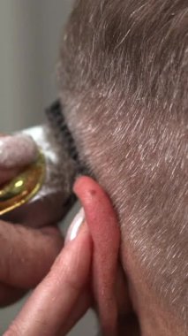 Kafkas Adam Dikkatli Kulak Kavgası Koruyucu Kapanış Nazik Kırpıcı Vuruşlar Salonu Sakinleşti. Medya.