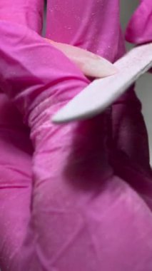 Badem Çivisi Kenarlarını Dosya ve tamponla Doldurarak Zarif Siluet ve Güzel Detaylar Veriliyor. Medya.