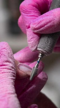 Manikürcü, müşteri çivilerini Salon Ayarlaması ile şekillendirme, Rotary Bit Şeklinde Odaklanma Kesinliği. Medya