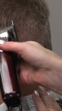 Yakından budama makası, ensenin detaylarını ve pürüzsüz kayboluşun kenarlarını tarak ve eliyle berber makası, düzenli. Medya