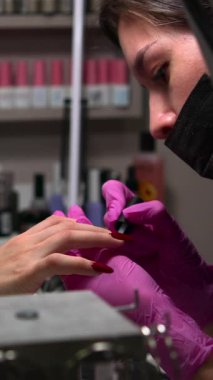 Salonda Manikür Yapan Maskeli Teknisyen Eldivenli Eller, Müşterilerle Tırnaklar Üzerinde Çalışıyor. Medya