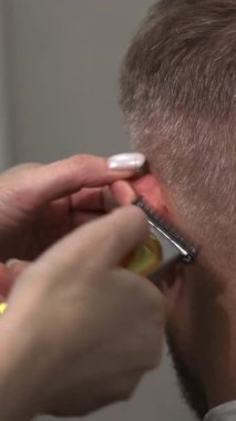 Beyaz adam Son Boyunbağı Temizleme Makası ve Kıtır Kıtır Kıtır Arka Edge Sessiz Salonu 'nun Tarağı' ndan geçiyor. Medya