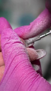 Dosya ve Hazırlık Sırasındaki Çivilerden Yakın Toz Temizleme Çiviyi Yenilerken Eldivenli Teknisyen Enkazı Temizliyor. Medya