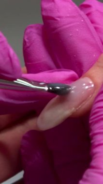 Pembe Eldivenleri Kapat, Akrilik Biçimli, Parmak Ucu Teknisyen Tarafından Tutulan, Hassas Fırça Vuruşları Bina Uzantısı. Medya