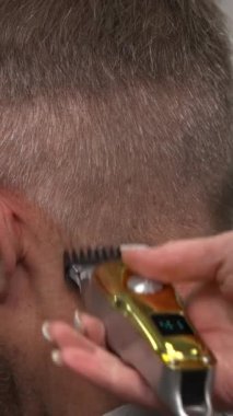 Kafkas Adam Dikkatli Kulak Kavgası Koruyucu Kapanış Nazik Kırpıcı Vuruşlar Salonu Sakinleşti. Medya.