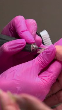 Beyaz Müşteri Eli Akrilik Şeklini Elektrikli Dosya, Pembe Eldiven, Hassas Dosyalama ve Toz Silme. Medya