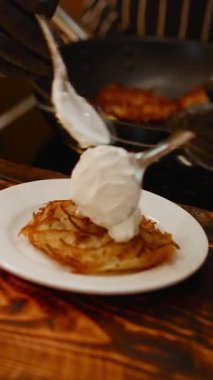 Haşlanmış haşlanmış yumurta ve siyah eldivenli kaşık kremalı sos. Altın patatesli haşlanmış patates. Medya