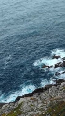 Kayalıklarda dönen köpüklü kayalıklar ve güçlü akıntılar, yakın hava perspektifi. Medya