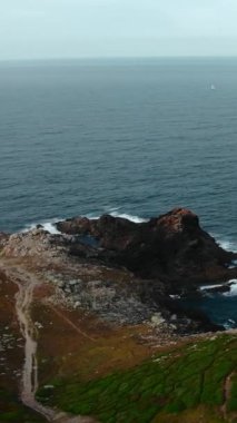 Drone 'dan Rocky Coastline' a Engebeli Kıyı Hattı, Kara Bazalt 'a Karşı Çarpışan Dalgalar Bulutlu Gökyüzü, Uzaktan. Medya